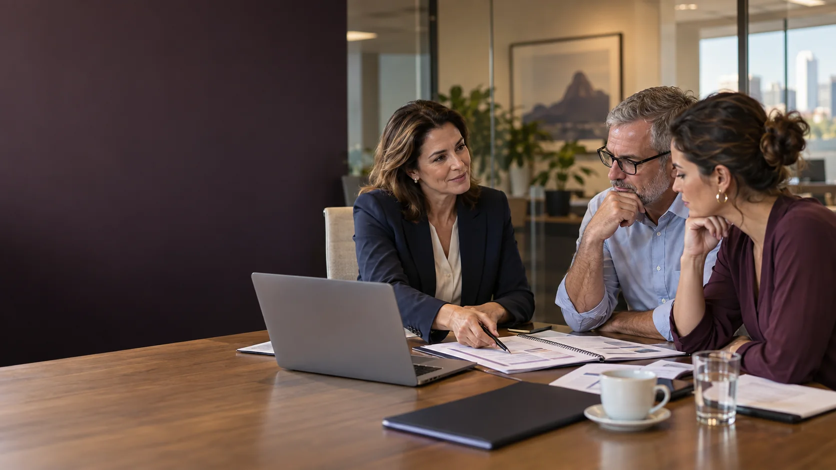 Cena ilustrativa de uma consultora ouvindo as necessidades de profissionais de finanças e operações em uma reunião de trabalho