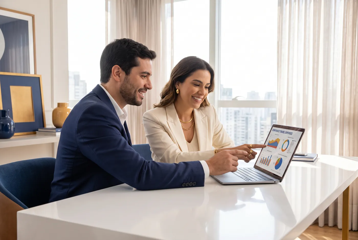 Equipe executiva alinhando uma operação de viagens corporativas