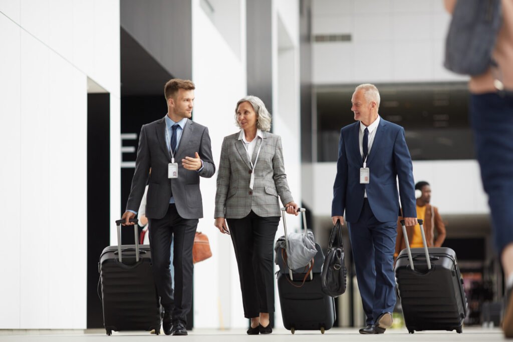 Milhas Corporativas: Como Transformar Viagens de Negócios em Economia Real 2 Executiva dentro de avião em viagem corporativa acumulando milhas