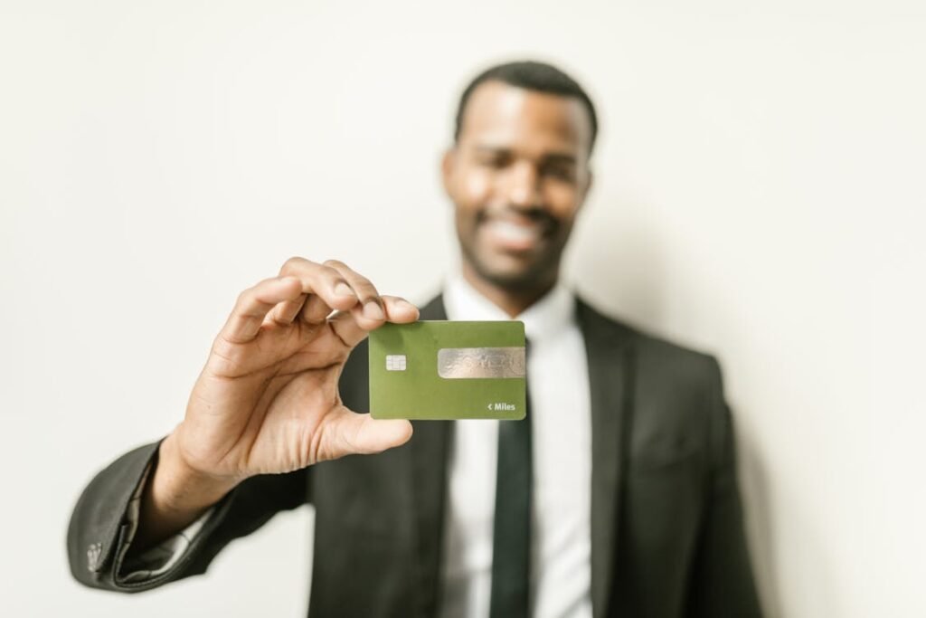 Cartão Corporativo para Viagens: Como Escolher, Implementar e Controlar Gastos 5 Profissional segurando cartão corporativo para viagens