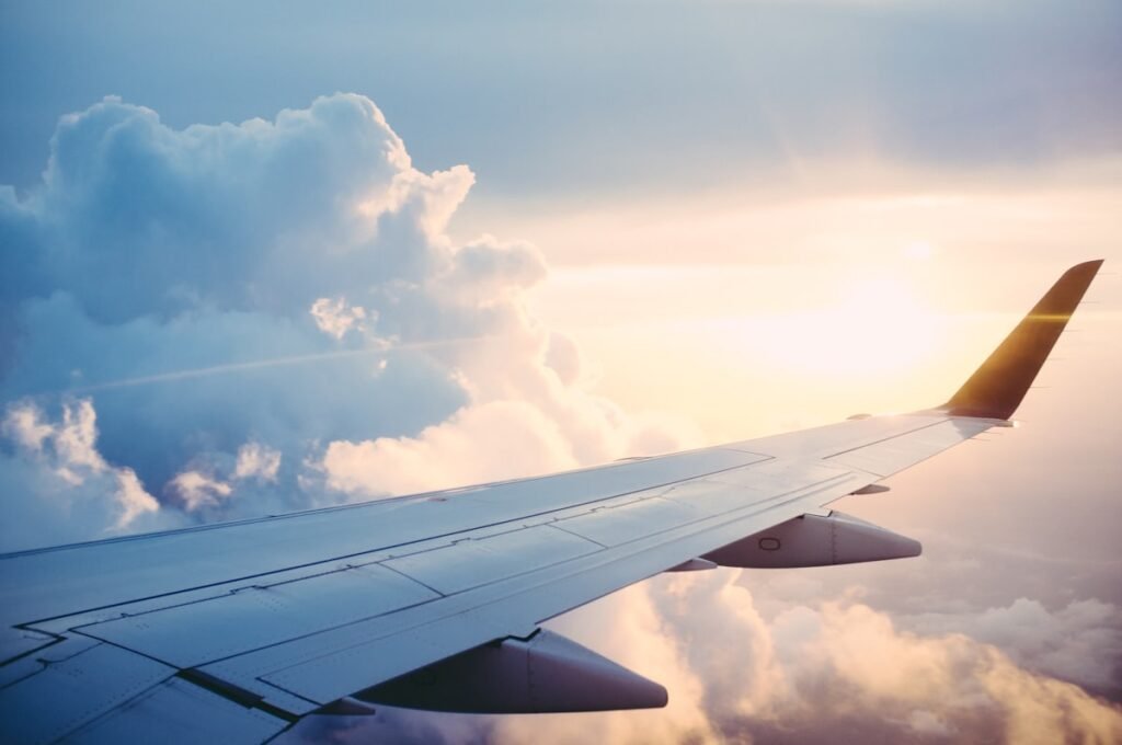 O que é Gestão de Viagens Corporativas? Guia Completo 2026 6 Gestão de viagens corporativas - executivos em terminal de aeroporto
