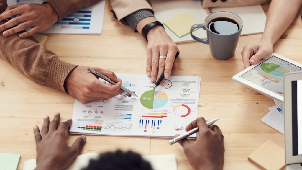 Quanto Custa uma Agência de Viagens Corporativas? Preços e Modelos em 2026 8 Profissional analisando custos de viagens corporativas no computador